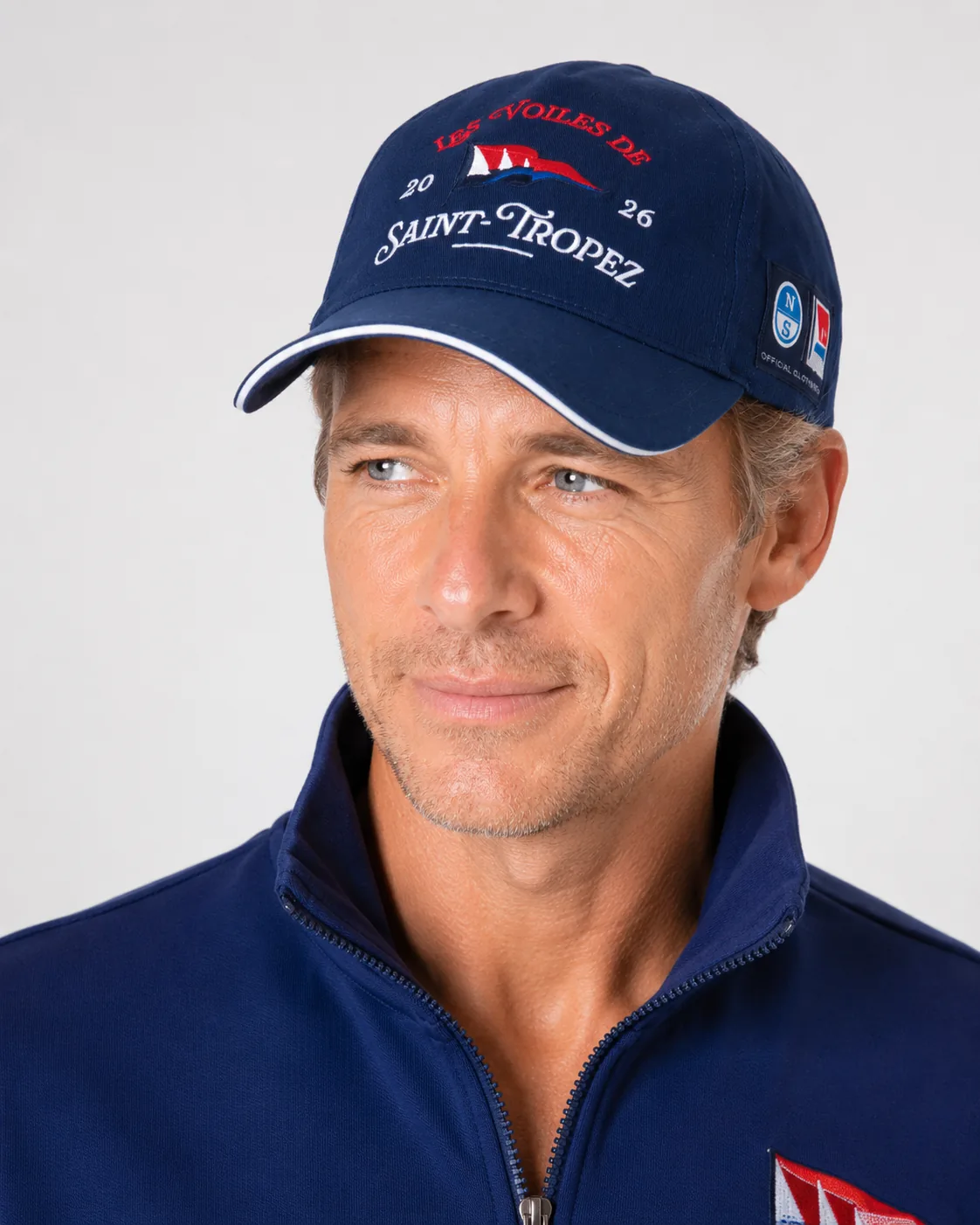Casquette Voiles 26 in midnight blue, worn: front embroidery on four lines, white trim sewn along the peak.