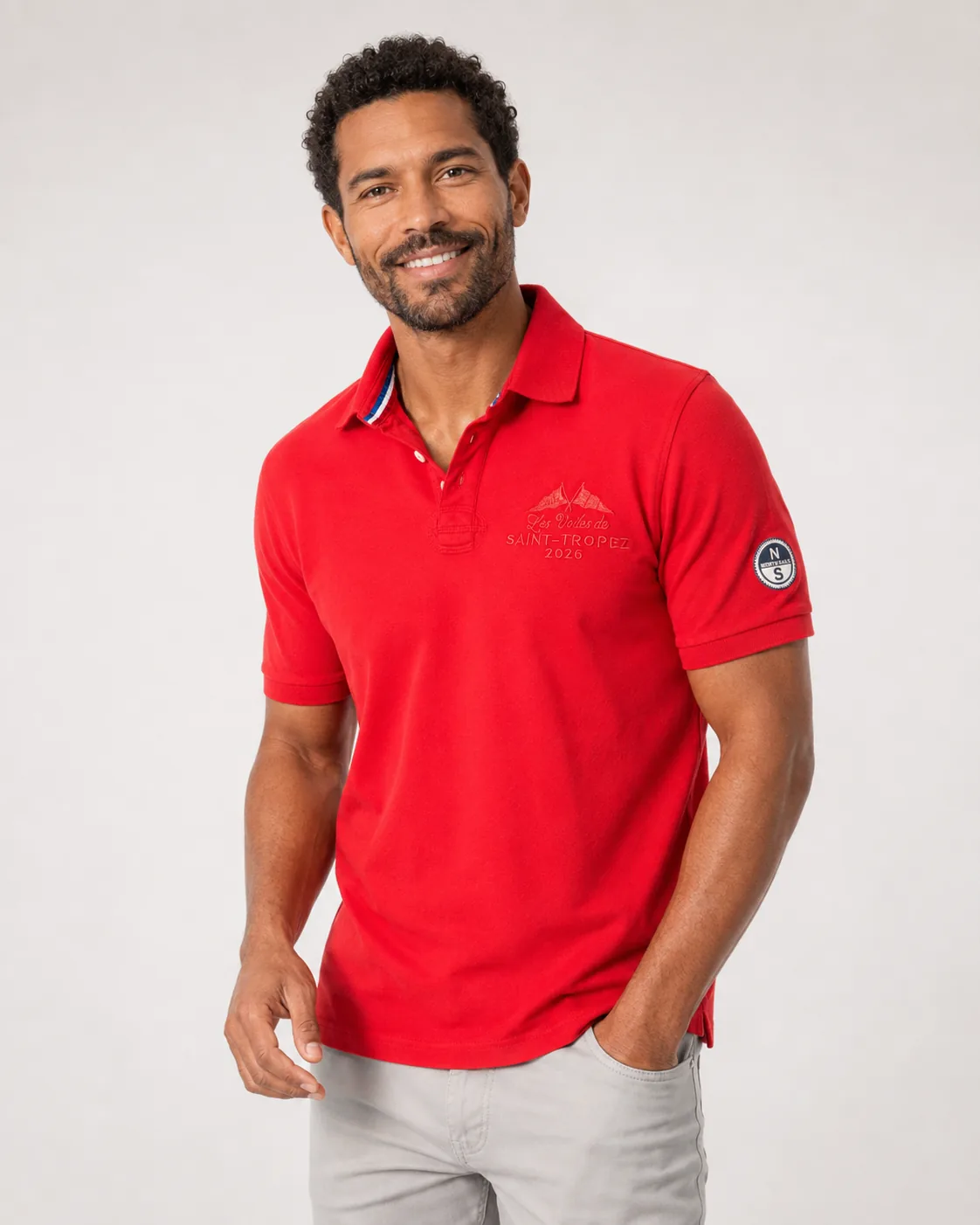 Polo Voiles 26 in samba red seen from the front: tonal embroidery on the chest and a North Sails patch on the sleeve.