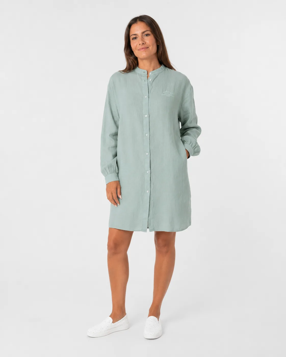 Robe 26 in glacier green worn from the front: mandarin collar and buttons all the way down.