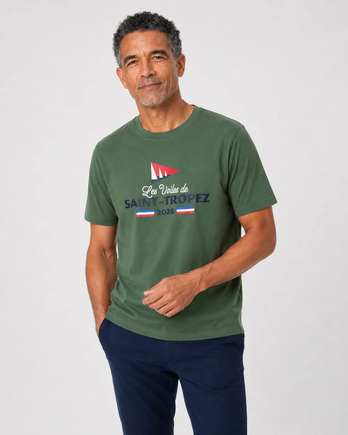 T-Shirt Signature 26 in laurel green worn from the front: the pennant and Les Voiles de Saint-Tropez 2026 lettering printed centrally on the chest.