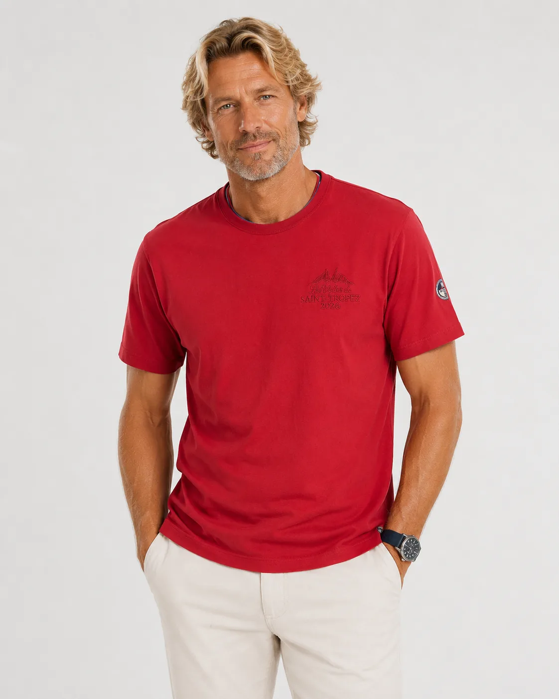 T-Shirt Voiles 26 in samba red worn from the front: tonal embroidery on the chest and a North Sails patch on the sleeve.